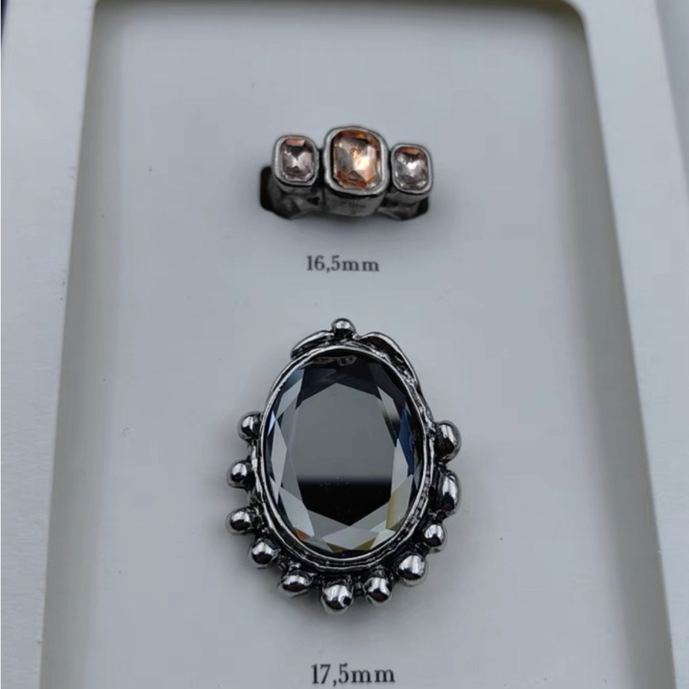 Zara new in box set of 2 rings with glass rocks